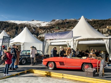 Klasyki Mercedesa na skutym lodem jeziorze St. Moritz
